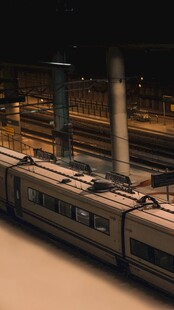 夜间地铁站台夜景