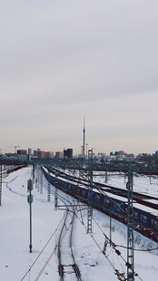 雪覆铁路冬日远景