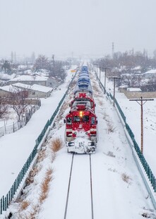 风雪中行驶的火车