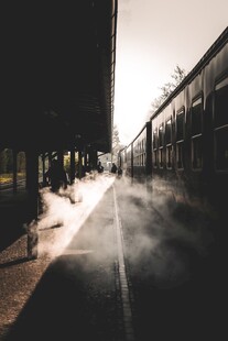 逆光下的延伸步道