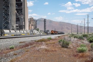 荒漠工业区铁路景观