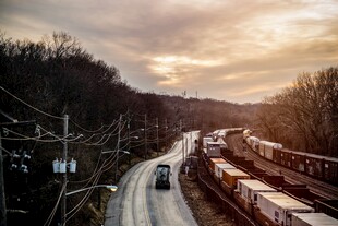 夕照郊野公路与货运列车