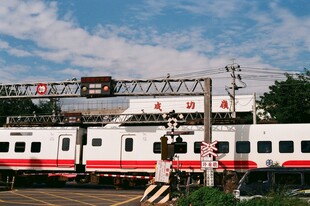 蓝天白云下的客运列车