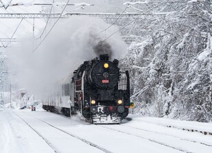 暴雪中行进的蒸汽火车