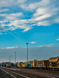 晴空下的铁路货运场站