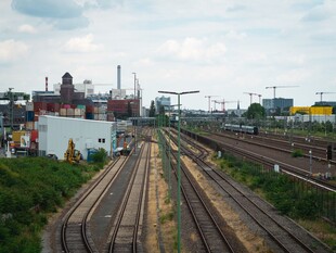城郊铁路沿线工业景观