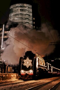 夜间行驶的蒸汽火车