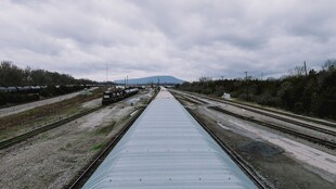 郊野阴天输水长渠