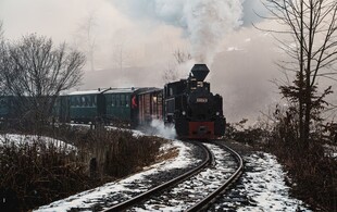 冬日雪地行驶的蒸汽火车