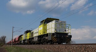 郊野行驶的货运火车