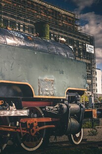 城市街头复古老爷车
