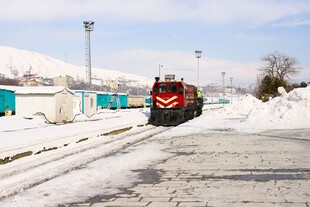 雪天铁轨上的红色列车