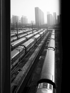 黑白高铁轨道城市远景
