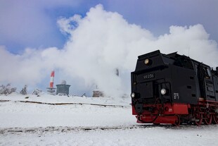 雪原上的老式火车