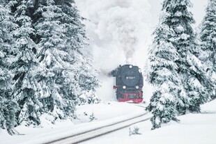 冬日雪林里的蒸汽火车