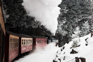 冬日雪林复古小火车