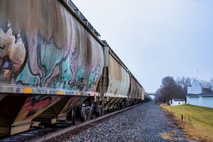 郊野铁轨边的货运列车
