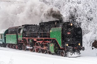 雪地行驶的蒸汽火车
