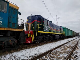 雪天停靠的货运列车