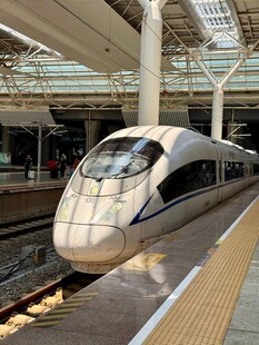 站台停靠的高铁列车