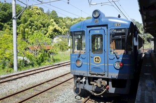 郊野蓝色复古电车