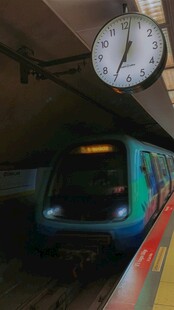 车站站台时钟与列车