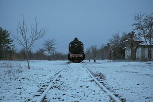 雪野中驶来的老式火车