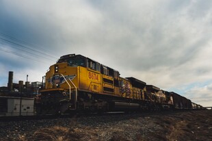 旷野上的黄色货运火车
