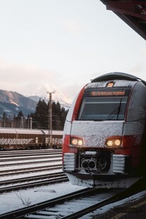 雪天站台的客运列车