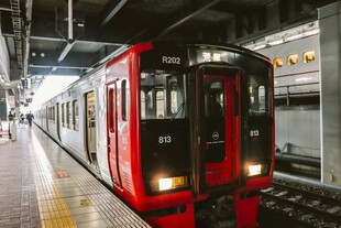 停靠站台的红色地铁