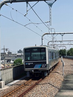 户外行驶的通勤列车