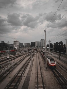阴云下的城市铁路