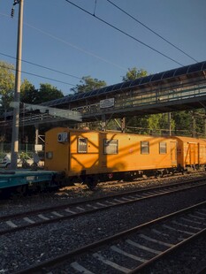 夕阳下的黄色列车