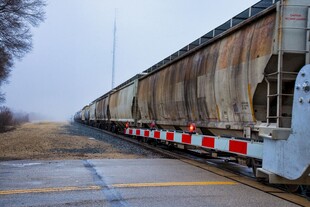 雾天铁路道口货运列车