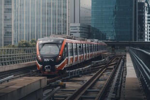 城市高架行驶的地铁