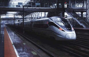 夜间站台行驶的高铁