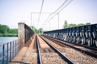 跨河铁路桥轨道风光