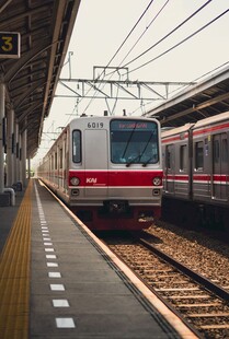 站台停靠的通勤列车