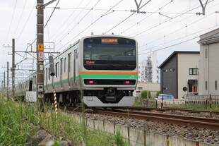 城郊行驶的电力列车