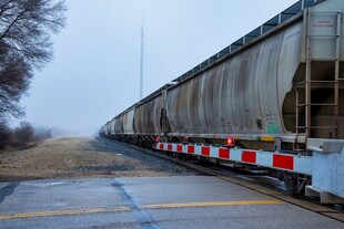 雨天道口驶过的货运列车