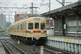 站台停靠的老式列车