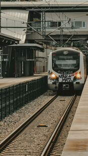 地铁驶入车站站台