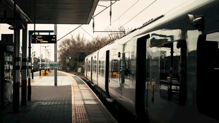空旷城市地铁站台