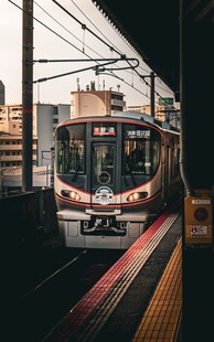 站台驶来的通勤列车