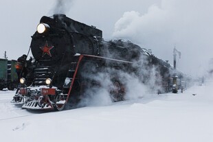 风雪中行驶的蒸汽火车