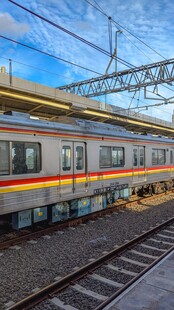 站台停靠的客运列车