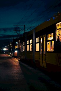 暮色下的夜行列车