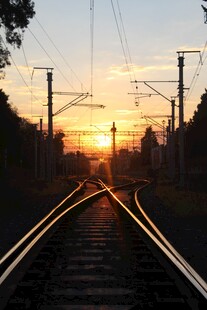 夕阳下的铁路轨道