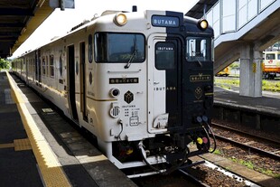 站台停靠的客运列车