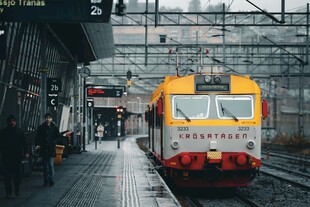 雨天火车站台的列车